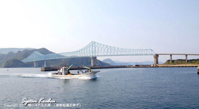 生月島の舘浦（たちうら）漁港から望む生月大橋