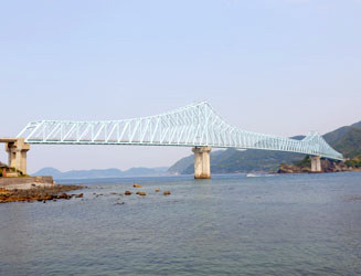 生月島から望む生月大橋