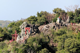 橋の袂の西泊町側には神社が見える（神崎神社）