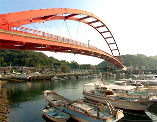 なんばん大橋は港をまたぐ赤いアーチ橋