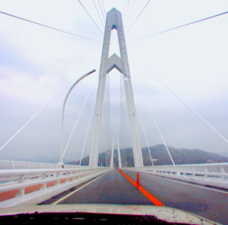片側１車線の車道と歩道のある大島大橋