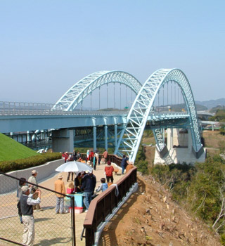 弧を描くアーチの中間を道路が通る中路橋