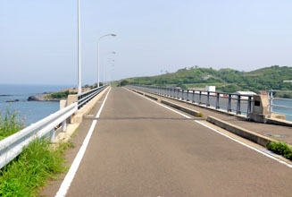 長島側は橋の麓（ふもと）が高い位置にあります