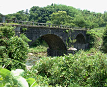 赤松橋を川上より望む