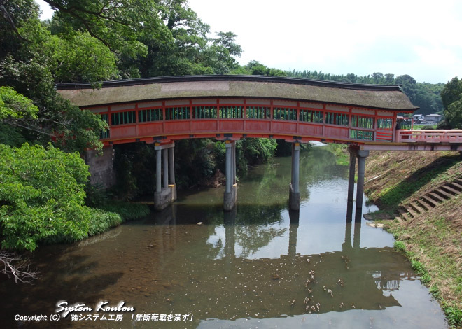 呉橋の下流にある普段使われているコンクリート製の橋から見る呉橋（くれはし）