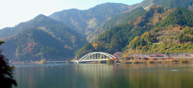 秋には紅葉がきれいな梅林（ばいりん）橋周辺
