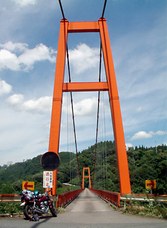 新津江橋は橋巾が狭く車の離合は難しい