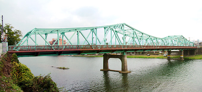三隈大橋はレトロ感漂う橋で日田市のシンボルとなっている