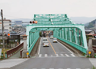 三隈大橋の両側には歩道が後で設置されている