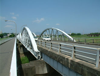 歩道橋が併設して架設されている乙津橋