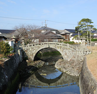 竹田川という小さな川に架かる潮観橋