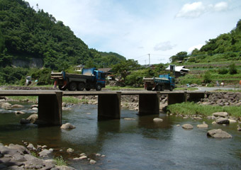 竹ノ首沈み橋は水面から約３ｍと沈み橋としては大きな橋