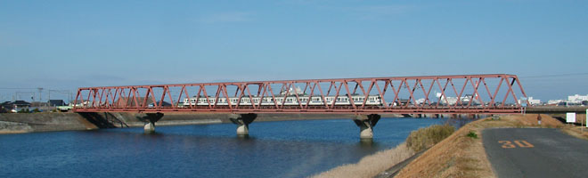 山国橋の上流にあるＪＲ日豊線の山国川鉄橋