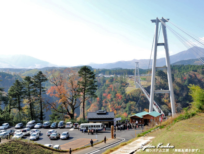 鳴子川渓谷に架かる九重夢大吊橋（ここのえゆめおおつりばし）と右の高い山は涌蓋山（わいたさん）