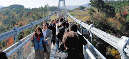 九重“夢”大吊橋は想像以上に揺れる（手すりを持たないと歩行も難しい）