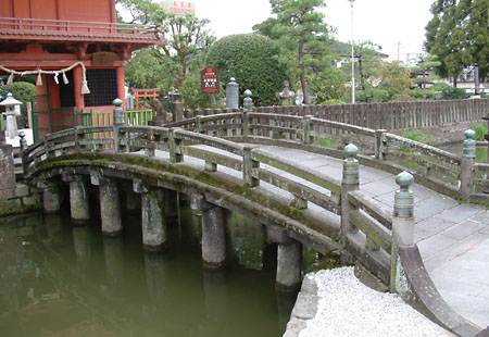 萬歳橋は与賀神社の境内にある