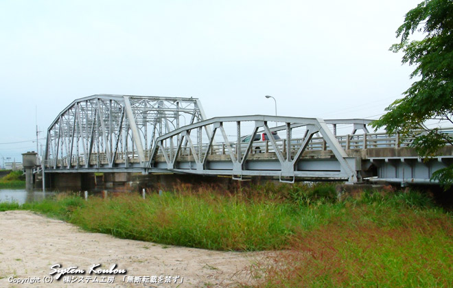 白石町と江北町の境を流れる六角川に架かる六角橋（ろっかくばし）