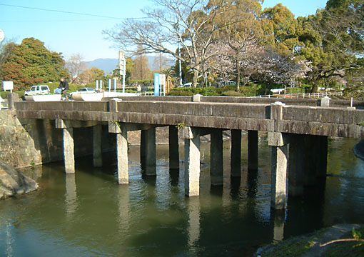 栴檀（せんだん）橋は神野公園そばの多布施川に架かる石桁橋