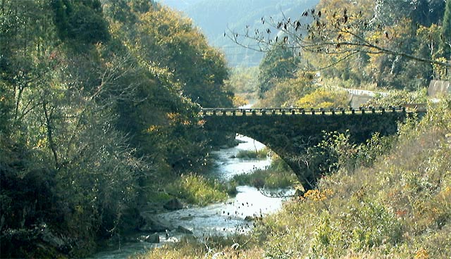 古湯温泉の上流約５キロの山間部にある菖蒲眼鏡橋