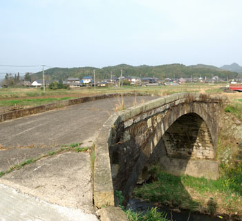 今は使用されていない旧道に架かる宿田橋