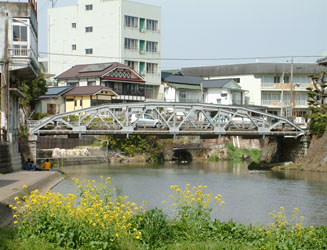 嬉野橋の周辺には温泉旅館やホテルが多い