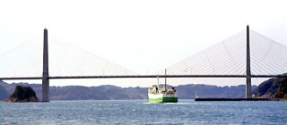 呼子大橋と「フェリーげんかい」※呼子−壱岐（印通寺）の航路は2007年（平成19年）4月1日 に唐津東−壱岐（印通寺）に変更になり フェリー「エメラルドからつ」、「フェリーあずさ」の２隻のフェリーが就航しています。