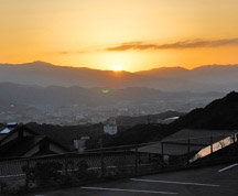 神社から見る夕陽と太宰府の町並み
