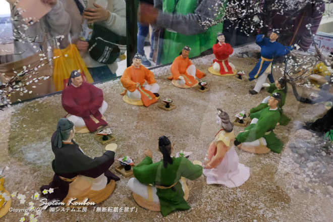 新元号「令和」の典拠となった万葉集に記された「梅花の宴」を博多人形で再現した模型（大宰府展示館）