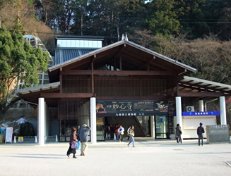 境内から九州国立博物館へ行く入口