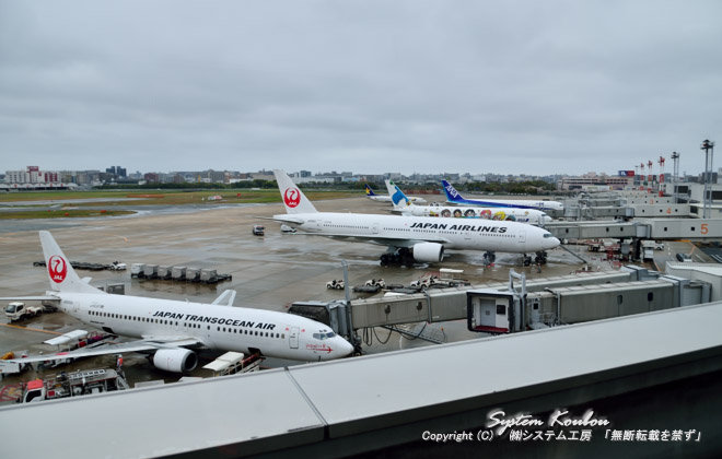 第２ターミナルビル展望デッキから見る第３ターミナルビル前のエプロンに駐機しているたくさんの飛行機