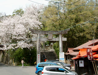 福岡の愛宕神社駐車場からの参道（ここには店も数店ある）
