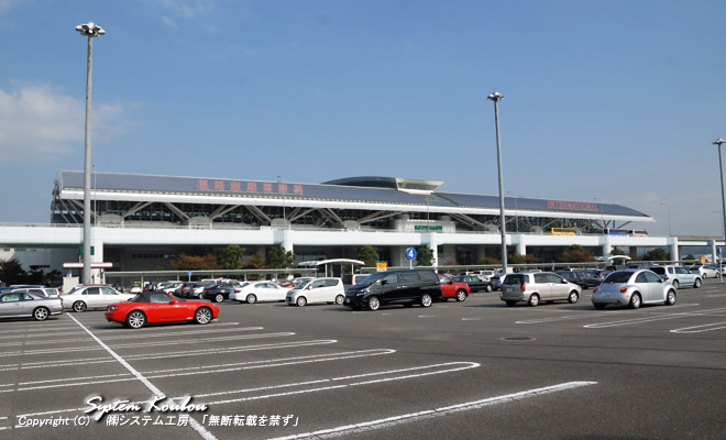 １階と３階に直接横着けできる自動車レーンが特色の福岡空港国際ターミナルビル