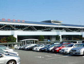 パイプ構造になっている福岡空港国際線ターミナルビル