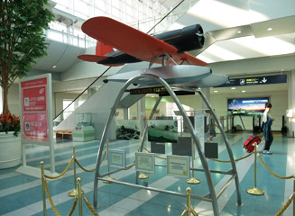 ２Ｆにあるリンドバーグの飛行機（ロッキードシリウス）の模型。リンドバーグは 1931年（昭和6年）9月17日に世界一周の途中に福岡に来訪した