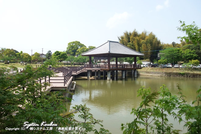 武蔵寺に隣接して、すぐそばに「天拝山歴史自然公園」があり、池上池の周囲に、であいの広場、天拝広場、つつじ園、しょうぶ園、万葉植物園などがある