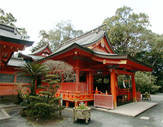 枚聞神社の極彩色の拝殿、幣殿、本殿