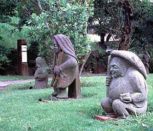 岩崎美術館の外にある田の神像