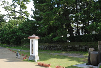 後ろは今和泉島津家屋敷跡の石垣