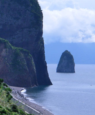 島は俣川洲（またごし）と言う岩山です