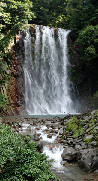 温泉を集めて流れる丸尾の滝