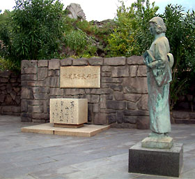 古里温泉にある林芙美子の歌碑と芙美子の像