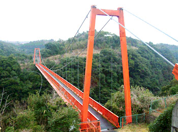 神川大滝公園にある大滝橋からは滝の眺めが良い