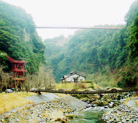 神川大滝公園は神ノ川大滝周辺の公園である