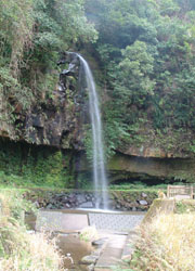神川大滝公園入口のらせん階段そばにある小滝