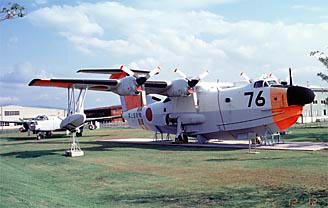 鹿屋航空基地資料館の外には実物の飛行機が十数機展示されている