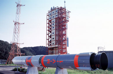鹿児島宇宙空間観測所のロケット発射台と展示用ロケット