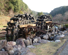 岩屋公園の中の清水篠井手用水路にある２連の水車