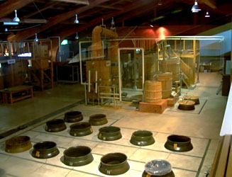 杜氏の里の焼酎造り伝承展示館内部の焼酎造り工場