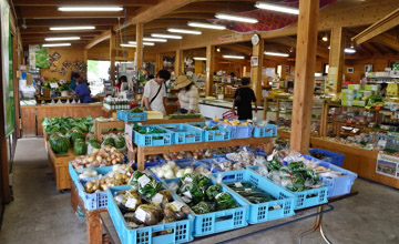 農産物直売所では地元の新鮮な野菜など販売