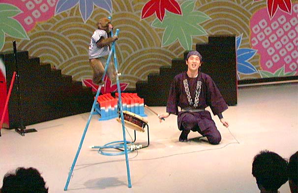 阿蘇お猿の里猿まわし劇場は周防猿まわしの会によるお猿の芸でステージは爆笑の渦
